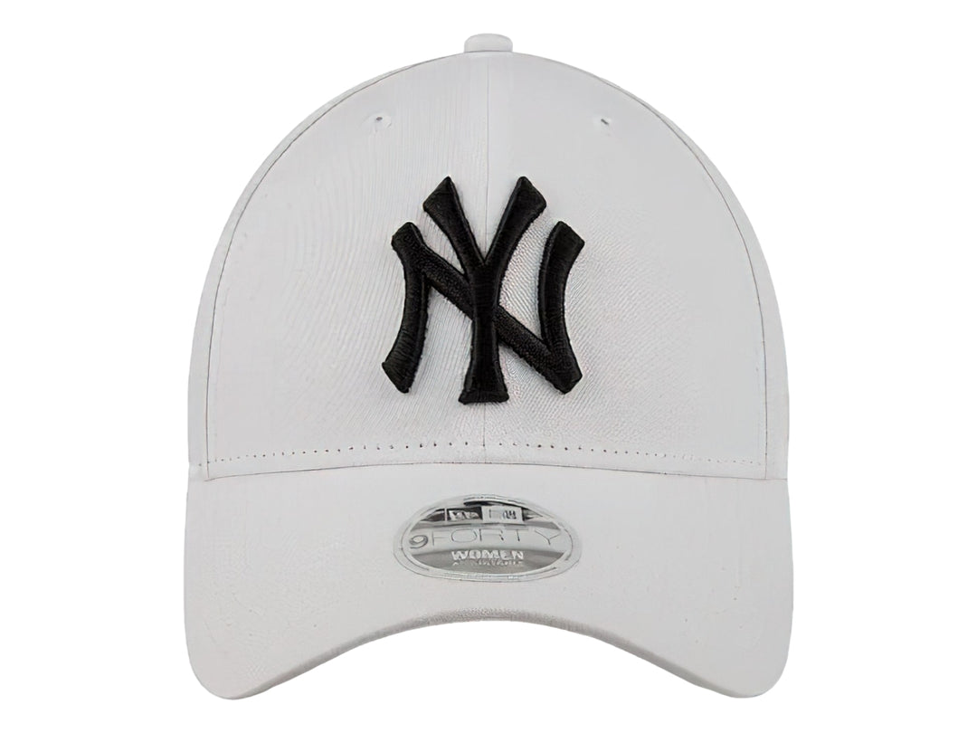 Gorra de béisbol blanca de New Era con logotipo de New York Yankees bordado en negro.