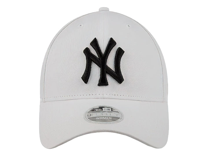 Gorra de béisbol blanca de New Era con logotipo de New York Yankees bordado en negro.