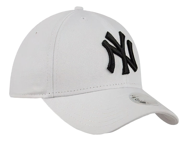 Gorra de béisbol blanca de New Era con logotipo de New York Yankees bordado en negro.