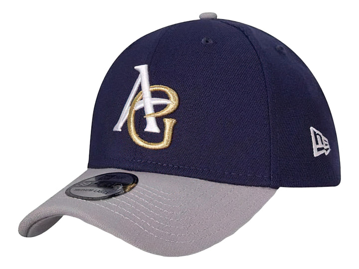 Gorra New Era de color azul marino con visera gris y logotipo bordado en blanco y dorado.