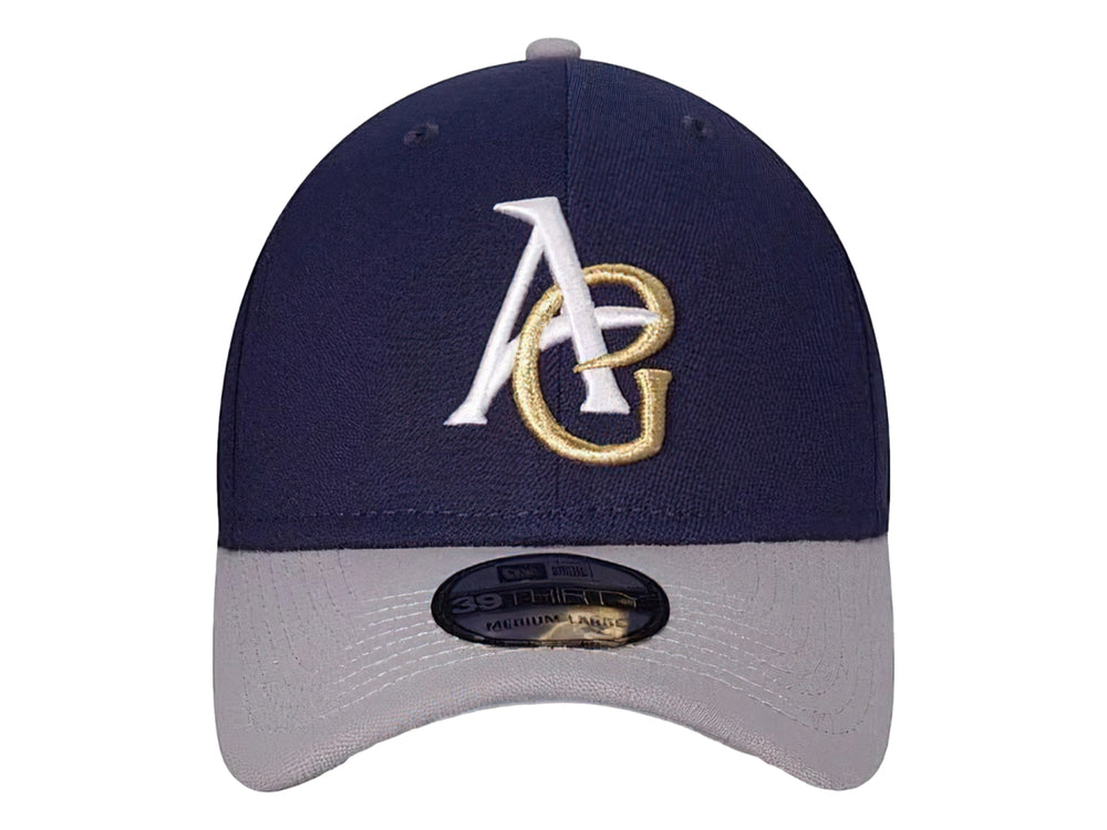 Gorra New Era de color azul marino con visera gris y logotipo bordado en blanco y dorado.