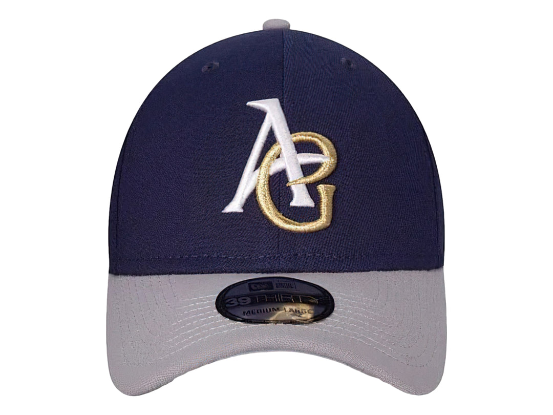 Gorra New Era de color azul marino con visera gris y logotipo bordado en blanco y dorado.