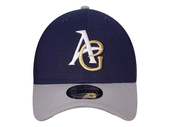 Gorra New Era de color azul marino con visera gris y logotipo bordado en blanco y dorado.