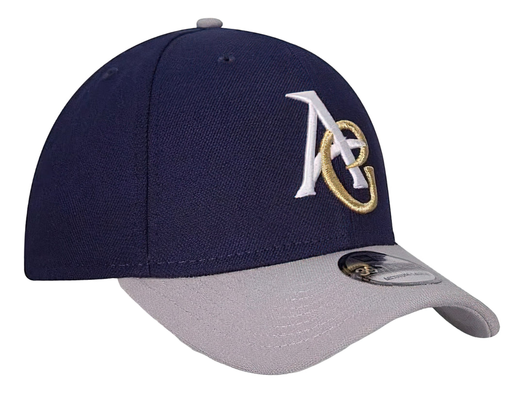 Gorra New Era de color azul marino con visera gris y logotipo bordado en blanco y dorado.