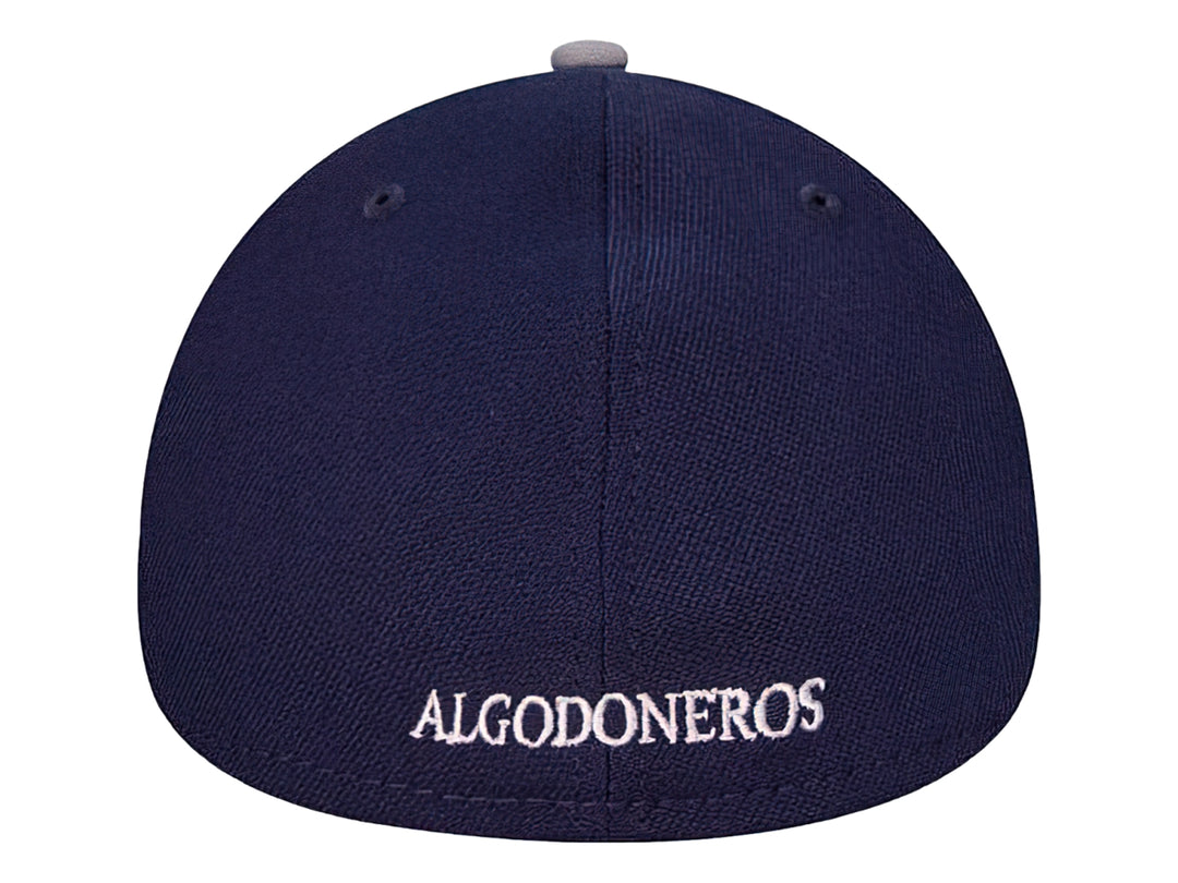 Gorra New Era de color azul marino con visera gris y logotipo bordado en blanco y dorado.