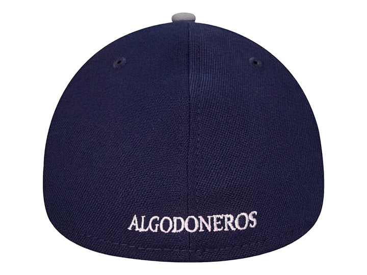 Gorra New Era de color azul marino con visera gris y logotipo bordado en blanco y dorado.