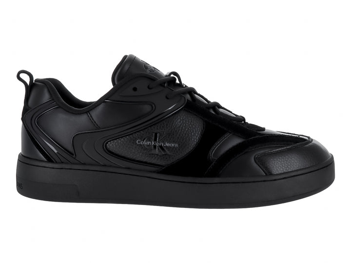 Tenis negros Calvin Klein Jeans con detalles en texturas brillantes y mate y suela plana.