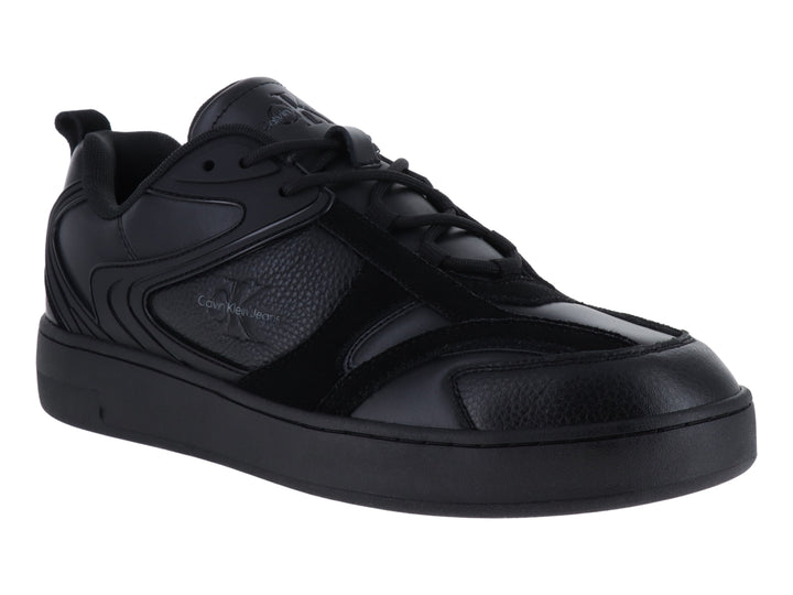 Tenis negros Calvin Klein Jeans con detalles en texturas brillantes y mate y suela plana.