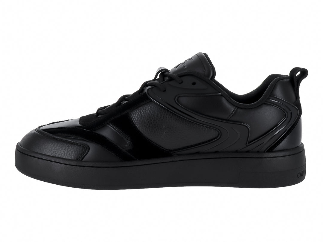 Tenis negros Calvin Klein Jeans con detalles en texturas brillantes y mate y suela plana.
