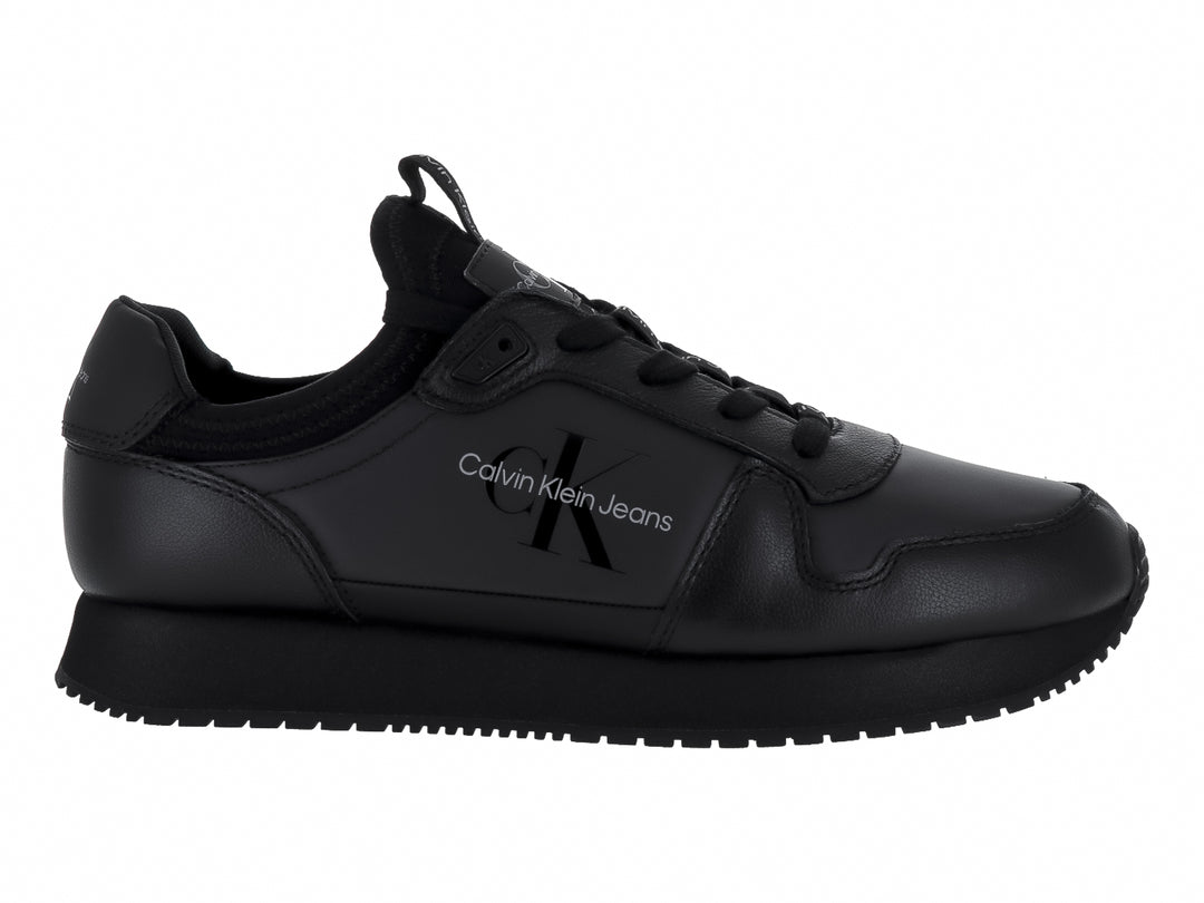 Tenis deportivos negros de Calvin Klein Jeans con suela gruesa y cordones.