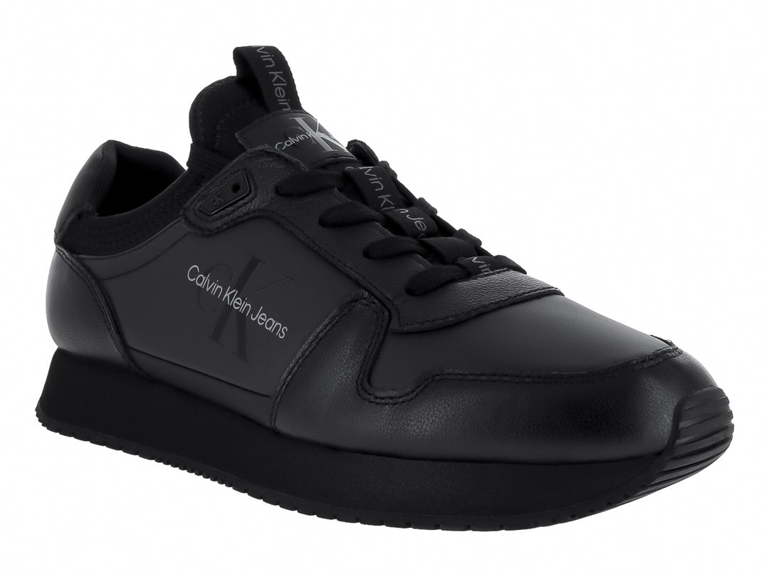 Tenis deportivos negros de Calvin Klein Jeans con suela gruesa y cordones.