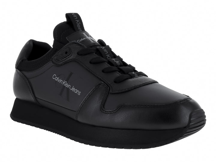 Tenis deportivos negros de Calvin Klein Jeans con suela gruesa y cordones.