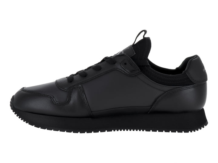 Tenis deportivos negros de Calvin Klein Jeans con suela gruesa y cordones.