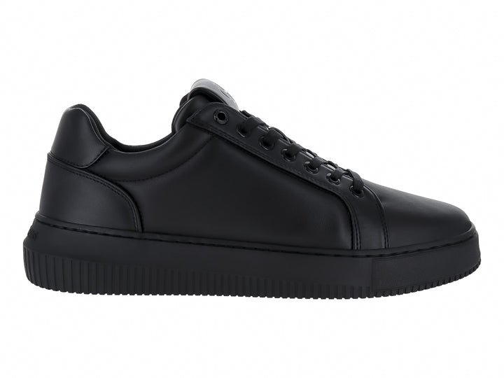 Tenis Calvin Klein color negro, estilo low top con suela ancha y acabado mate.