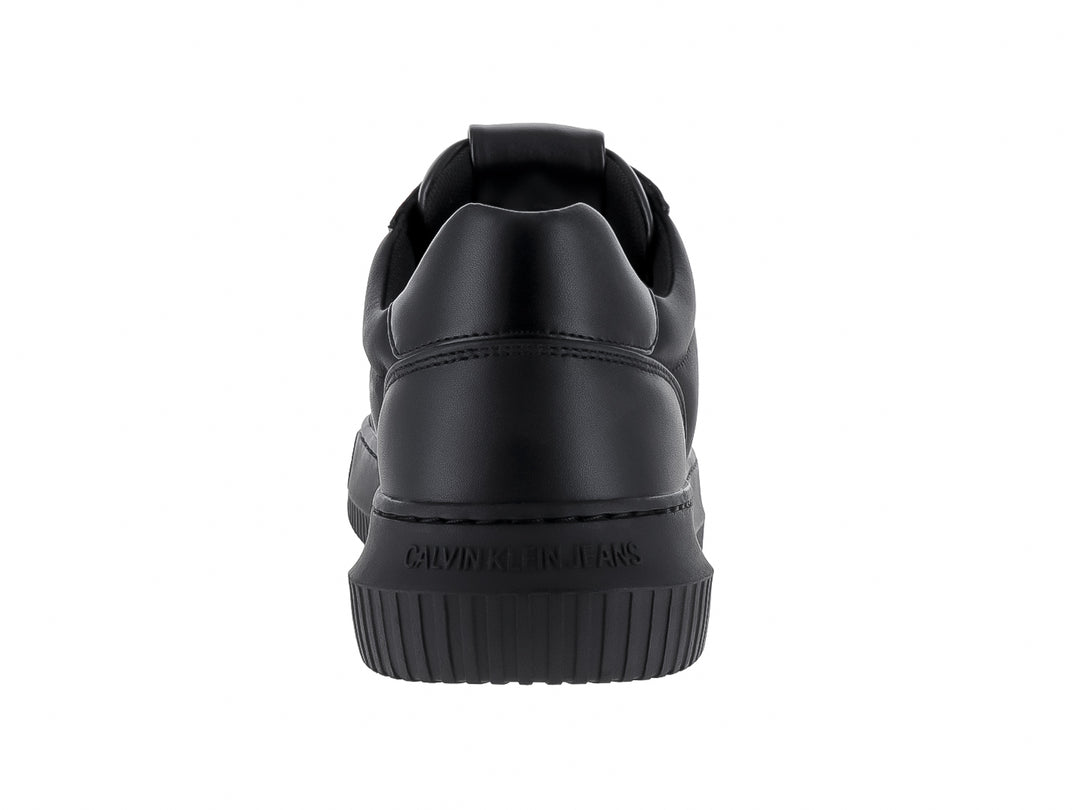 Tenis Calvin Klein color negro, estilo low top con suela ancha y acabado mate.