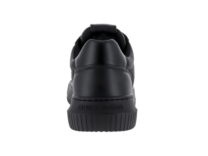 Tenis Calvin Klein color negro, estilo low top con suela ancha y acabado mate.
