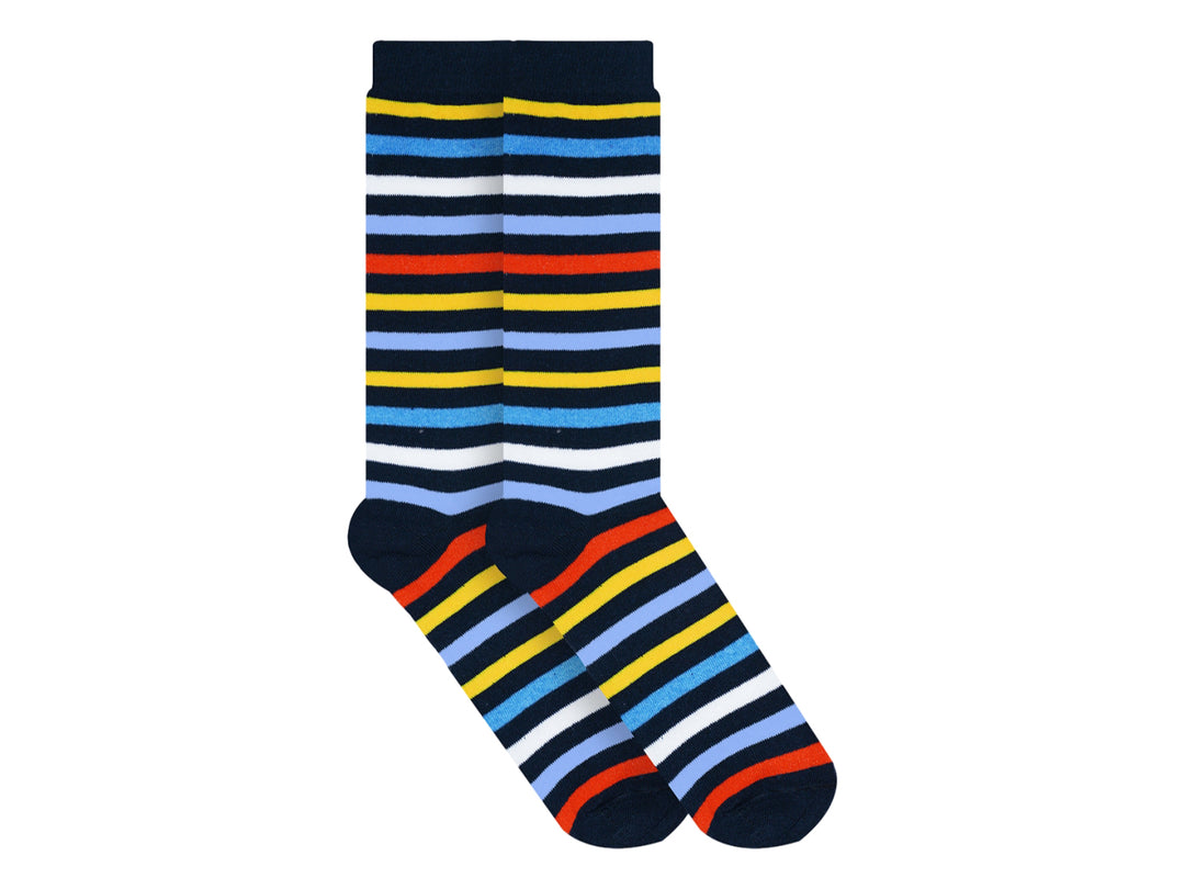 Par de calcetines con rayas horizontales multicolores en tonos azul, amarillo, naranja y blanco.