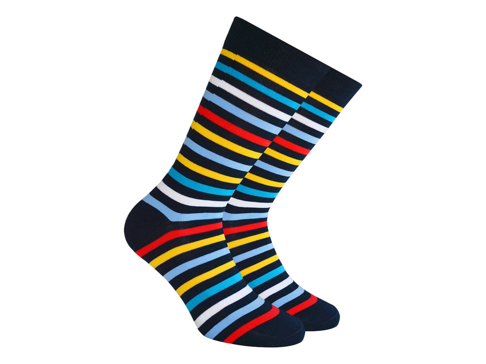 Par de calcetines con rayas horizontales multicolores en tonos azul, amarillo, naranja y blanco.