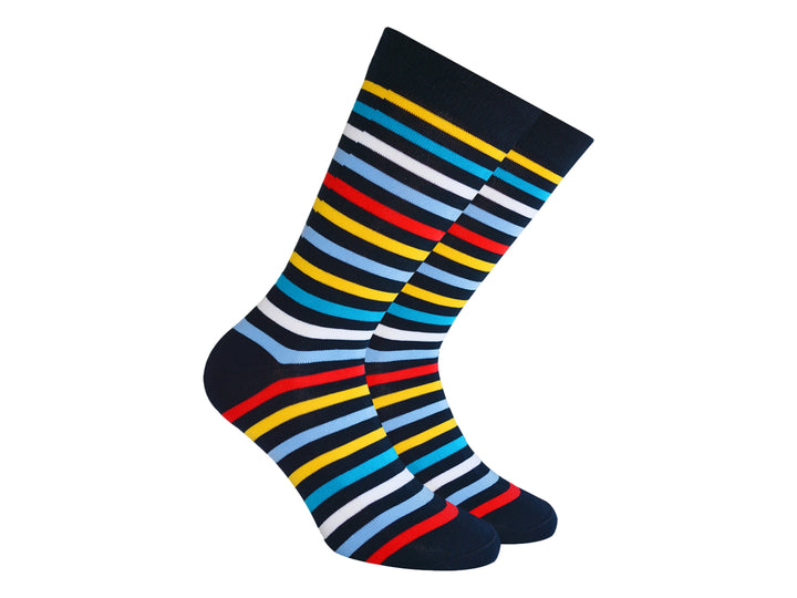 Par de calcetines con rayas horizontales multicolores en tonos azul, amarillo, naranja y blanco.