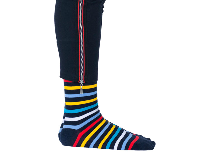 Par de calcetines con rayas horizontales multicolores en tonos azul, amarillo, naranja y blanco.