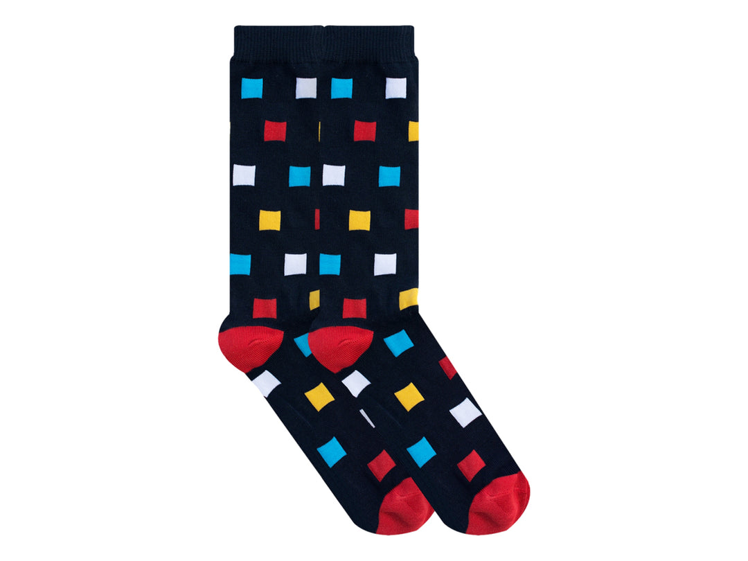 Par de calcetines azul marino con estampado de cuadros multicolores y punta roja.