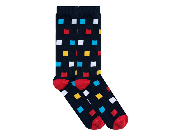 Par de calcetines azul marino con estampado de cuadros multicolores y punta roja.