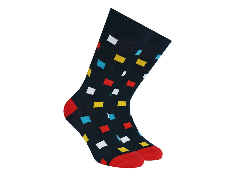 Par de calcetines azul marino con estampado de cuadros multicolores y punta roja.