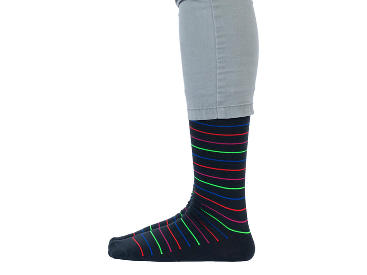 Par de calcetines azul marino con rayas horizontales multicolores delgadas.