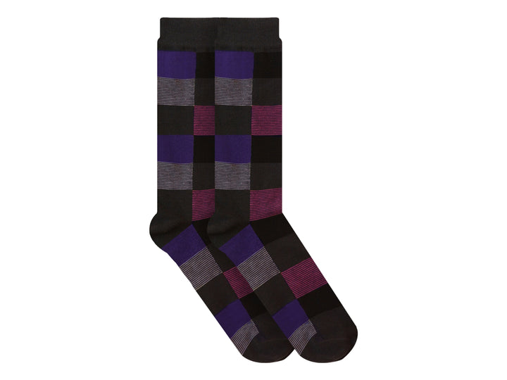 Par de calcetines con diseño de cuadros en colores negro, púrpura y magenta.