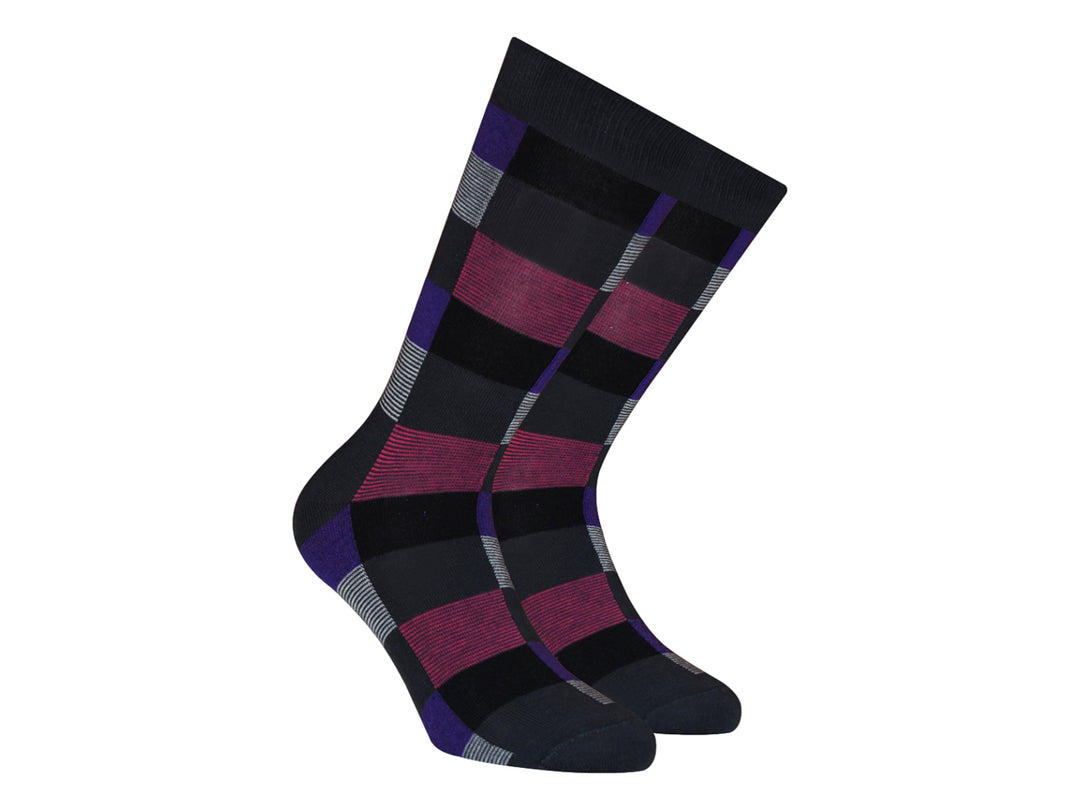 Par de calcetines con diseño de cuadros en colores negro, púrpura y magenta.