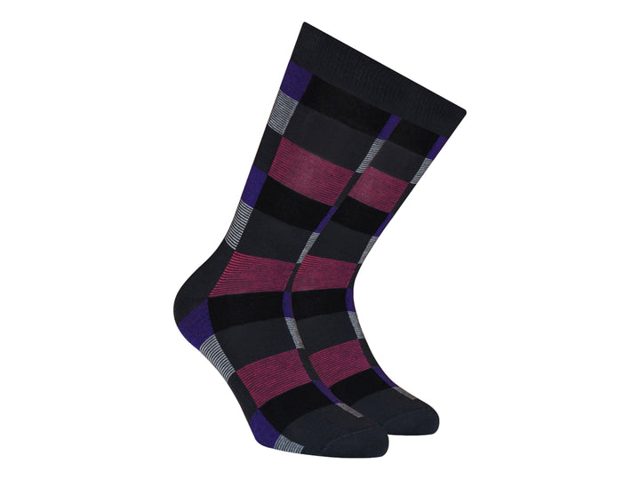 Par de calcetines con diseño de cuadros en colores negro, púrpura y magenta.