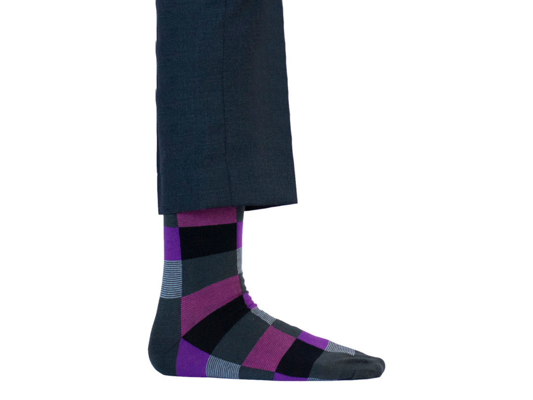 Par de calcetines con diseño de cuadros en colores negro, púrpura y magenta.