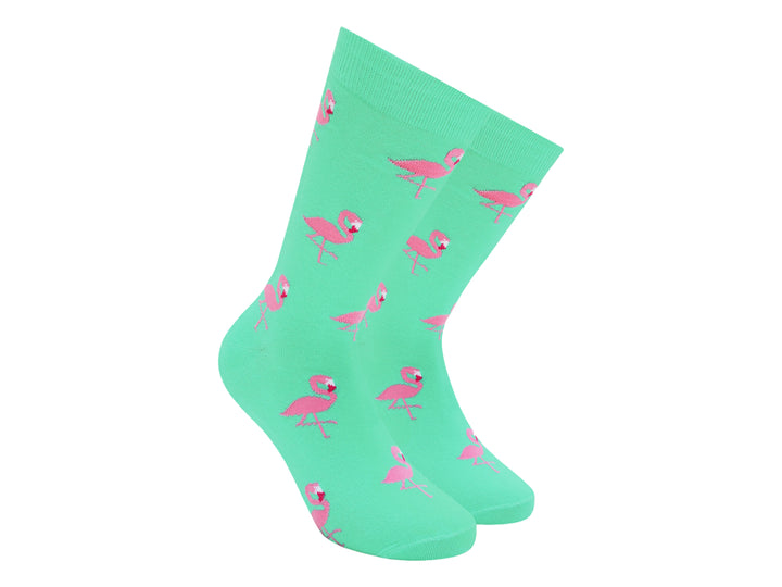 Par de calcetines color aqua con estampado de flamencos rosas.