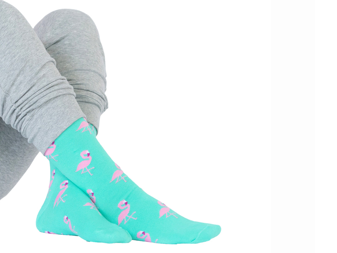 Par de calcetines color aqua con estampado de flamencos rosas.