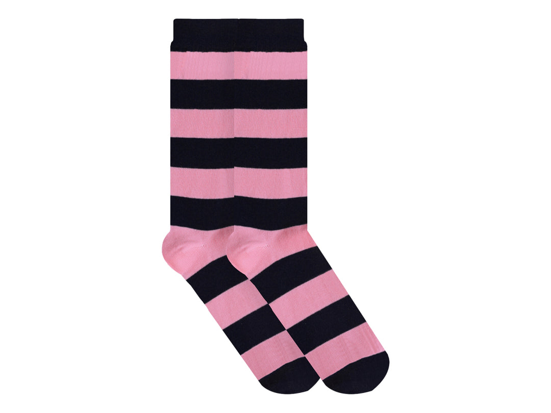 Par de calcetines con rayas horizontales en colores rosa y negro.