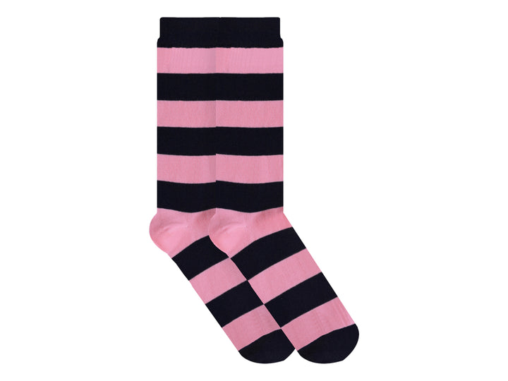 Par de calcetines con rayas horizontales en colores rosa y negro.