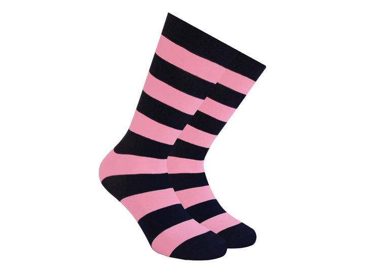 Par de calcetines con rayas horizontales en colores rosa y negro.