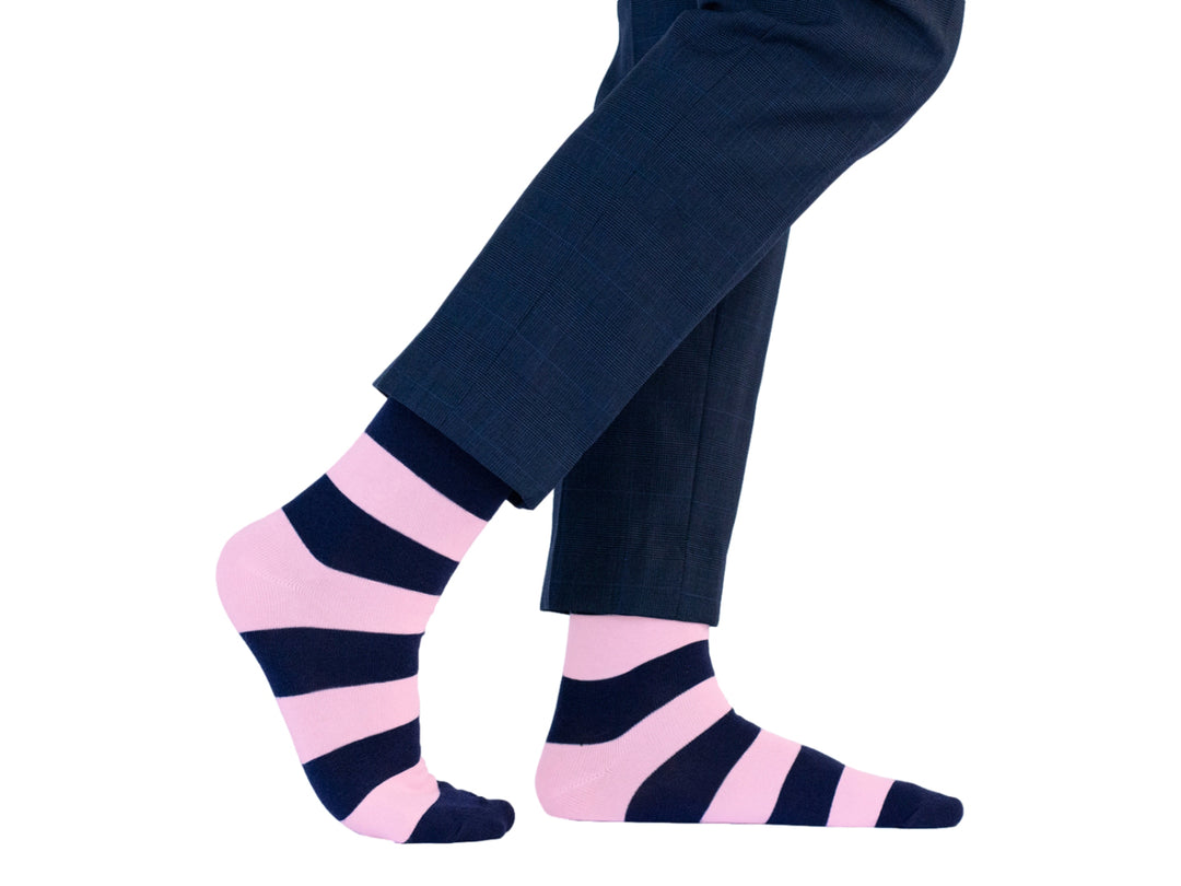 Par de calcetines con rayas horizontales en colores rosa y negro.