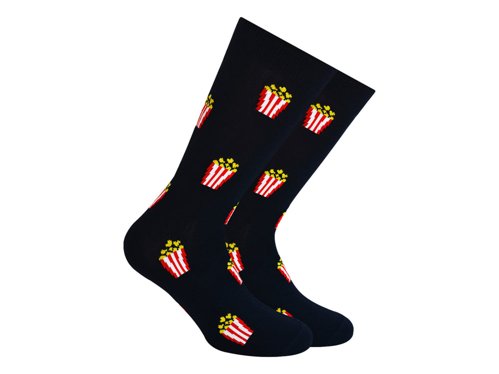 Par de calcetines negros con estampado de palomitas de maíz en colores rojo, blanco y amarillo.