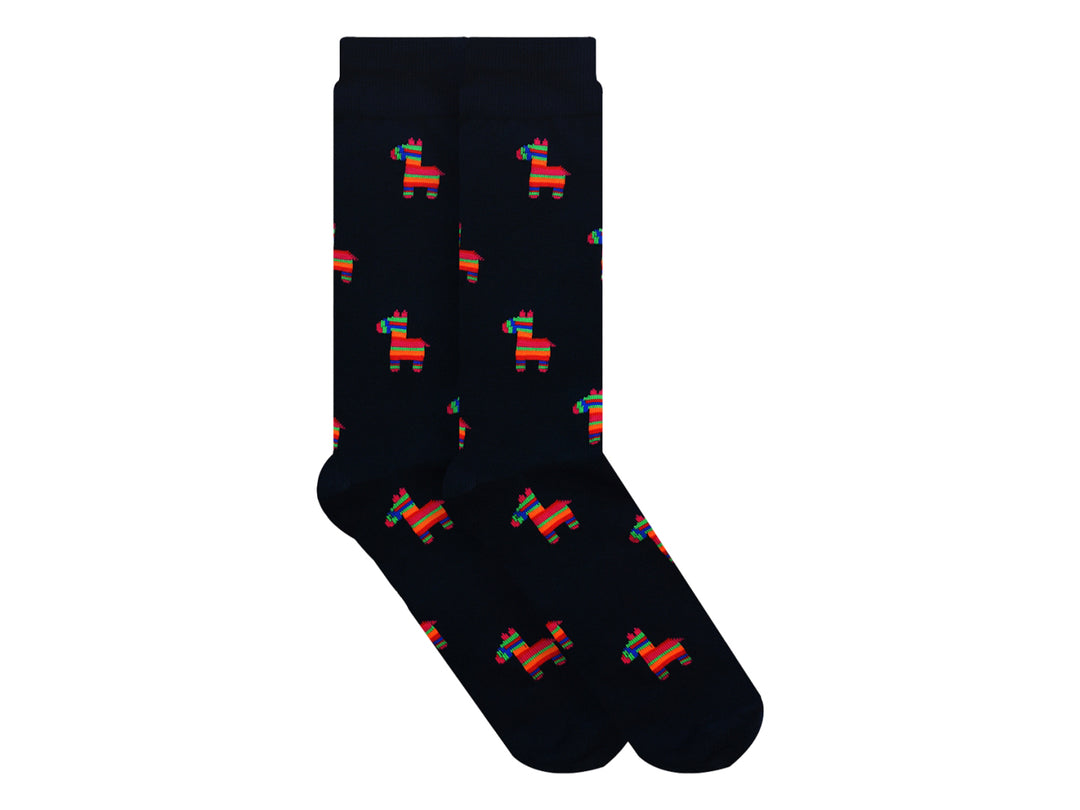 Par de calcetines negros con estampado de piñatas coloridas.