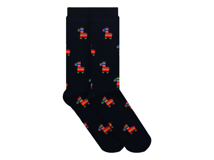 Par de calcetines negros con estampado de piñatas coloridas.