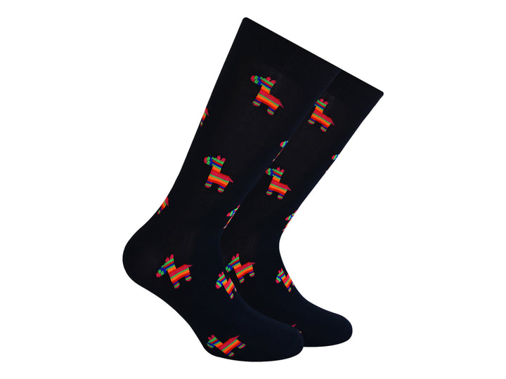 Par de calcetines negros con estampado de piñatas coloridas.