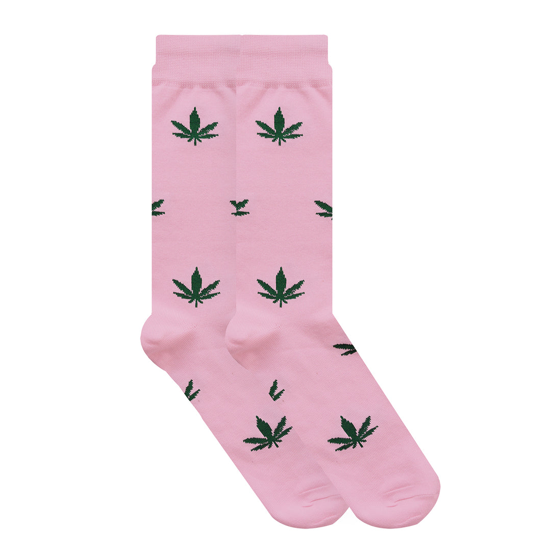 Par de calcetines color rosa con estampado de hojas de marihuana verdes.