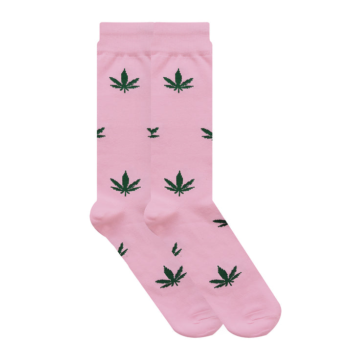 Par de calcetines color rosa con estampado de hojas de marihuana verdes.