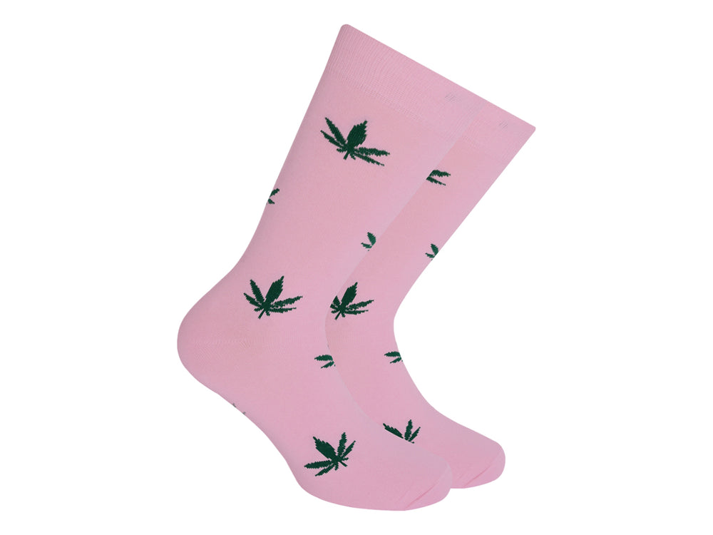 Par de calcetines color rosa con estampado de hojas de marihuana verdes.