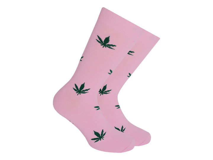 Par de calcetines color rosa con estampado de hojas de marihuana verdes.