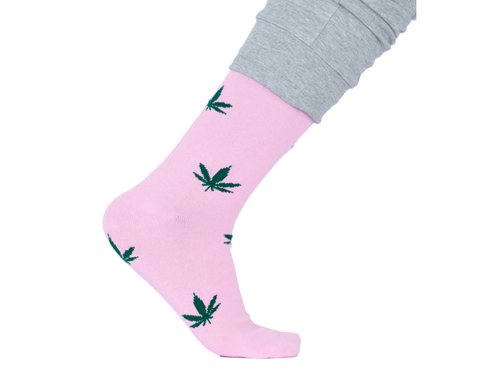 Par de calcetines color rosa con estampado de hojas de marihuana verdes.
