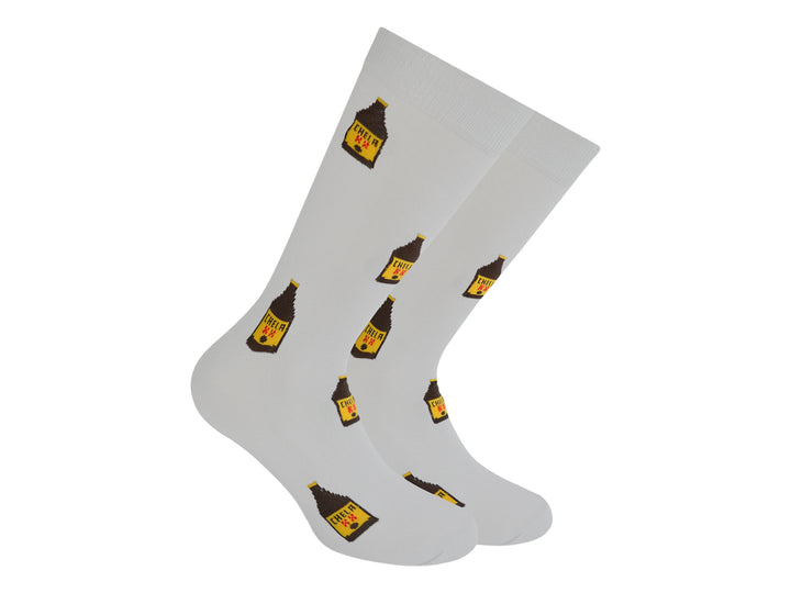 Par de calcetines color gris con estampado repetitivo de botellas de cerveza tipo caguama.