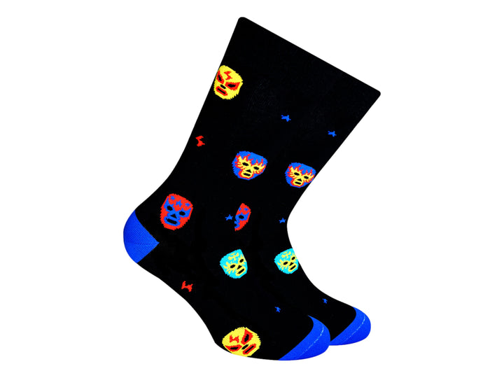 Par de calcetines negros con estampado de máscaras de lucha libre en amarillo y rojo y detalles en azul.