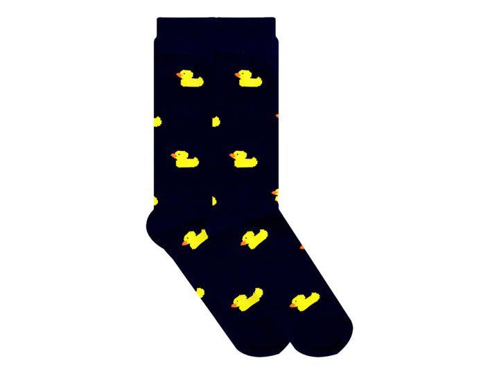 Par de calcetines negros con estampado de pequeños patitos amarillos.